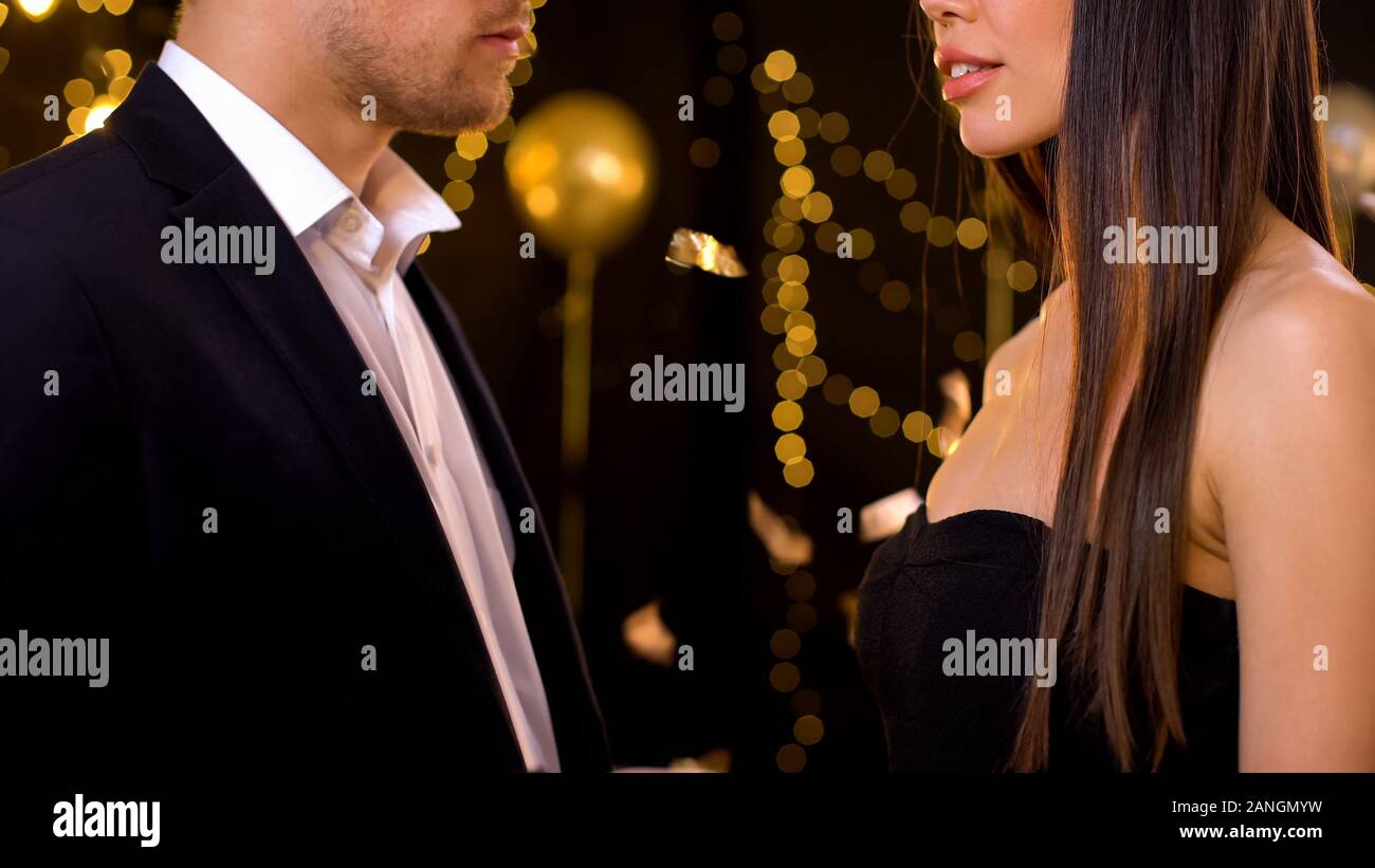 Männliche und weibliche sich einander bei Party, Liebe vom ersten Blick, Zuneigung Stockfoto