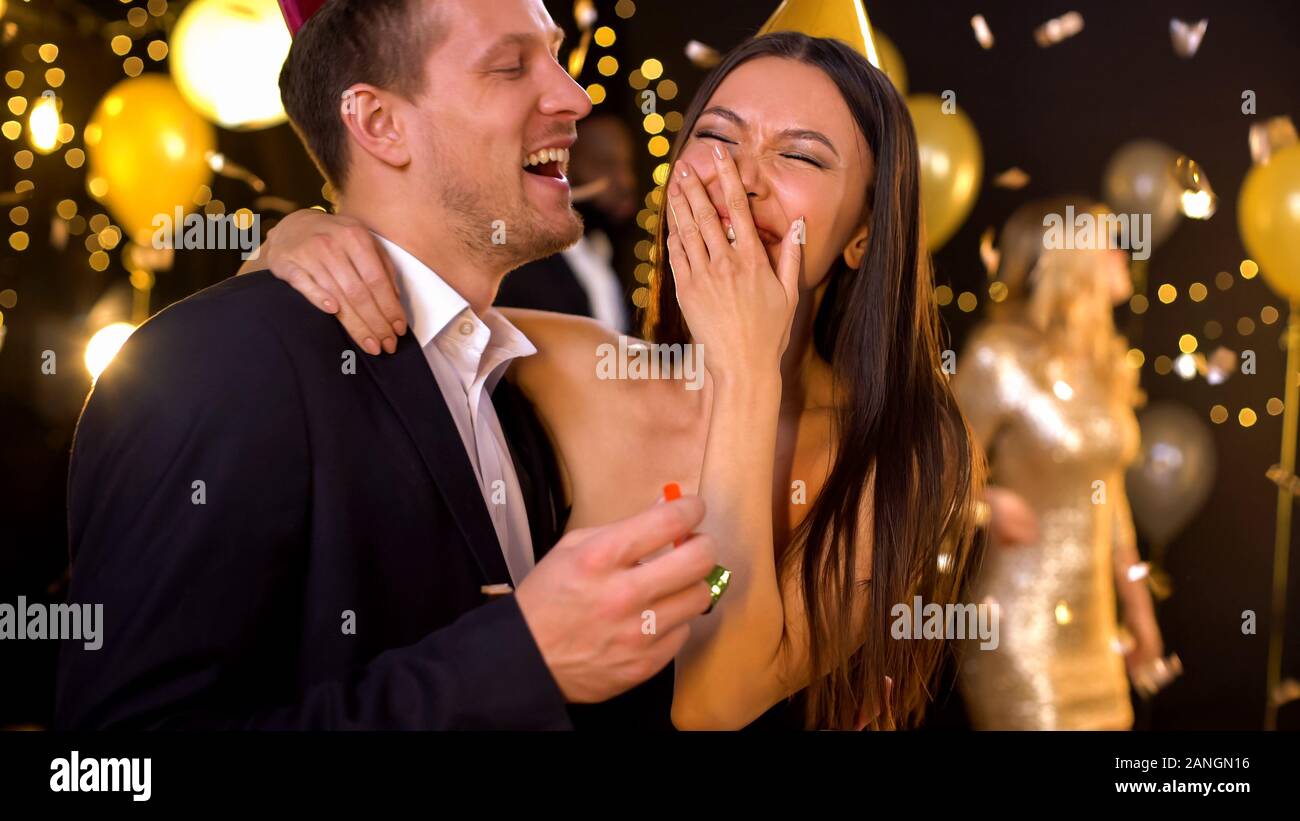 Paar lachen und Spaß an der Party, Feier in night club Stockfoto