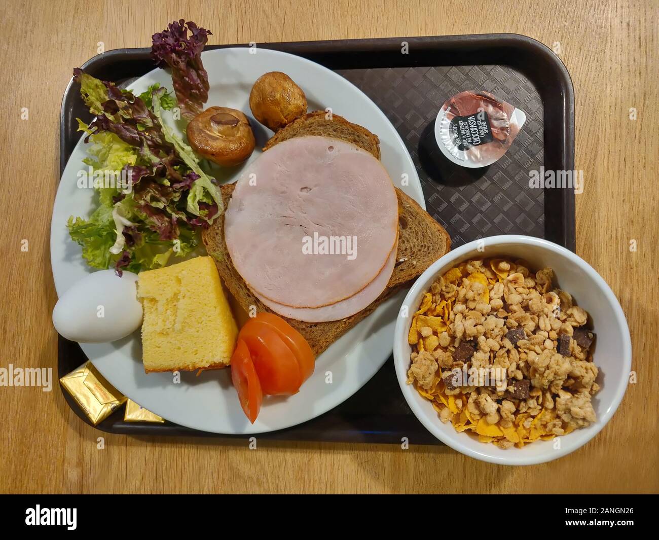 Kontinentales Frühstück, Schinken, Ei, Brot und Haferflocken Stockfoto
