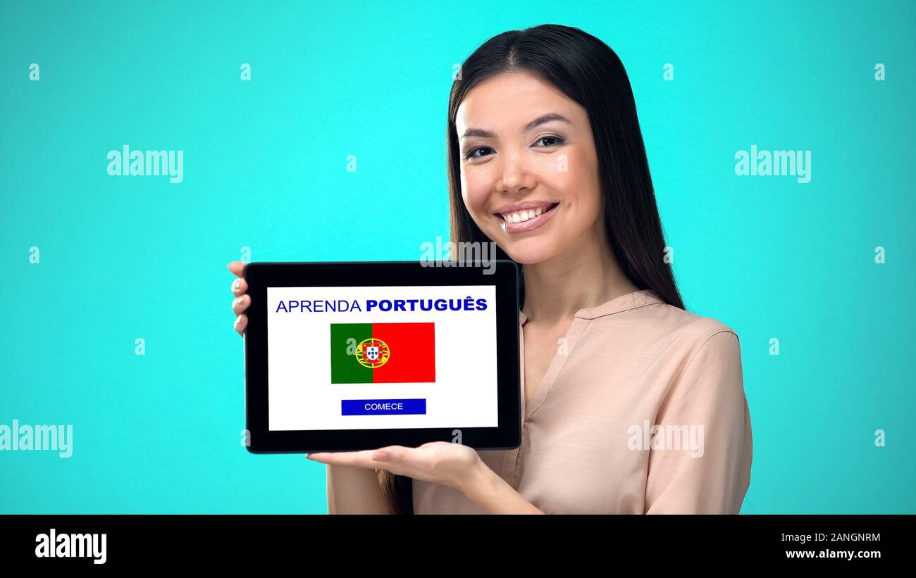 Weibliche holding Tablet mit Portugiesisch lernen Anwendung, bereit zu beginnen Stockfoto