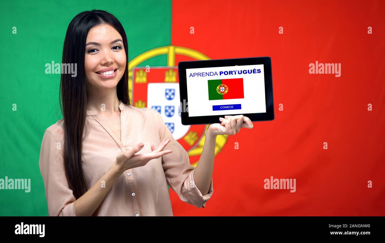 Frau Tablet mit Portugiesisch lernen App, Kennzeichen für Hintergrund, Ausbildung Stockfoto