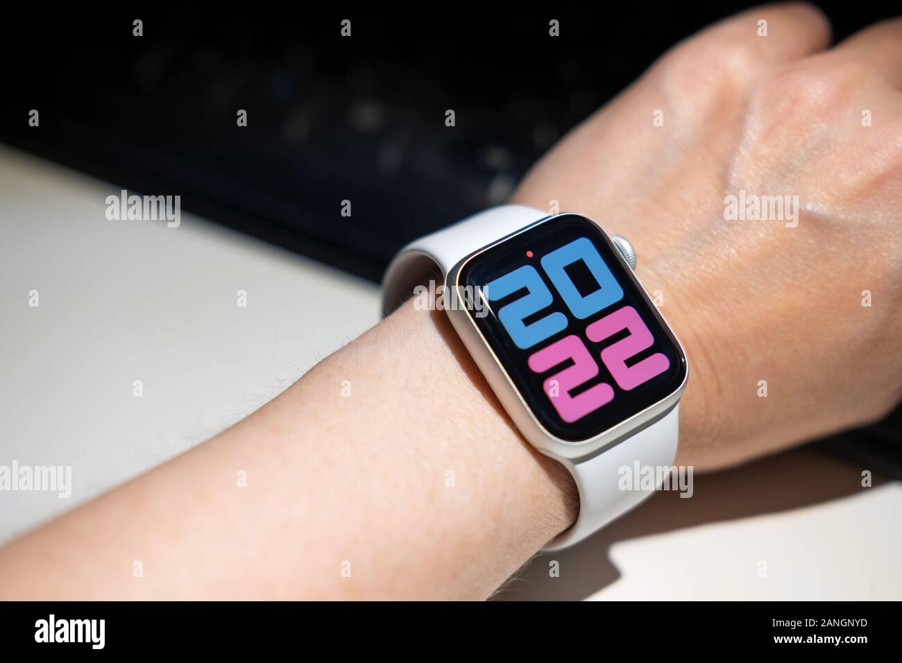 Tschechow, Russland - Dezember 28, 2019: Apple Watch Serie 4 Farbe Weiß mit Hand. Eine neue Uhr aus der Firma Apple closeup auf dunklem Hintergrund isoliert Stockfoto
