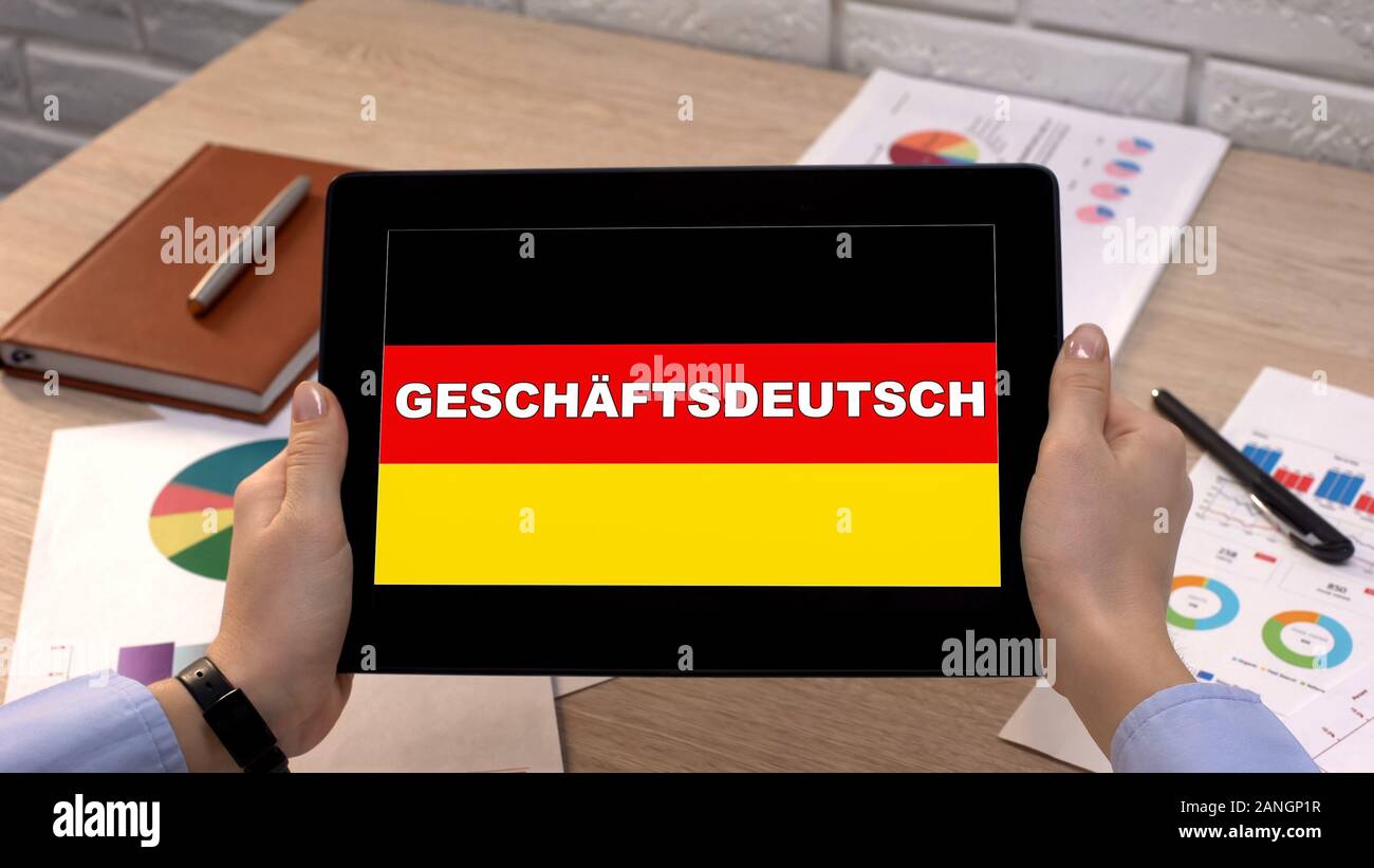 Deutsch Anwendung gegen die Flagge auf Tablet in weibliche Hände, Tutorial Stockfoto