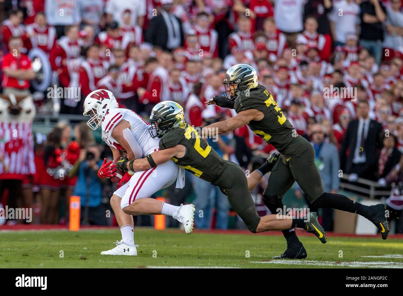 Januar 01, 2020 - Pasadena, CA, USA: Oregon Enten Sicherheit Brady Breeze (25) packt Wisconsin Dachse tight end Jake Ferguson (84) Während die 106 Rose Bowl Spiel. © Maria Lysaker/CSM Stockfoto