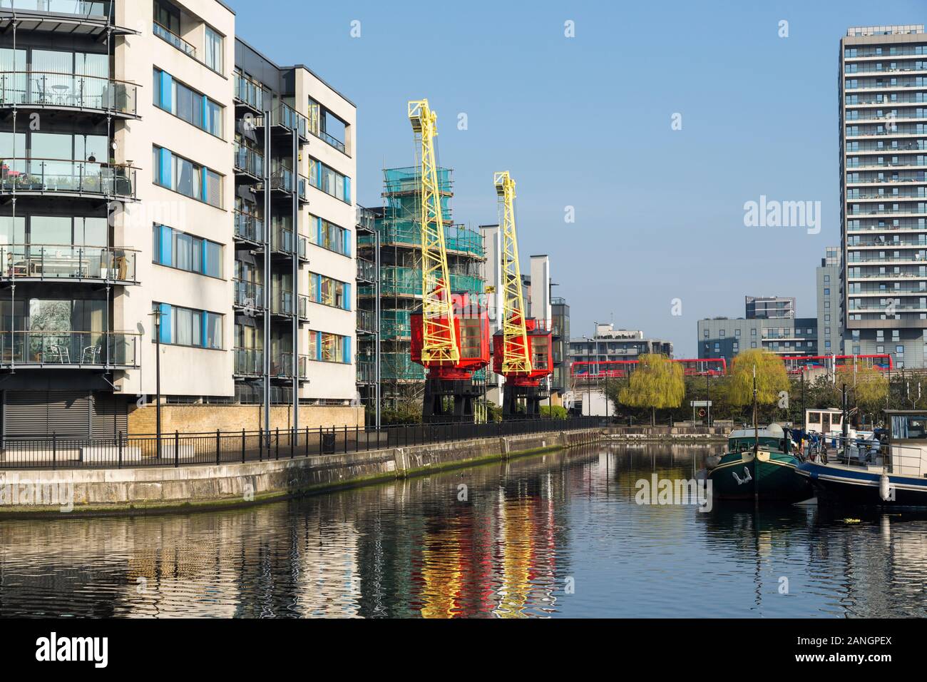 Die Docklands Light Railway Pässe Hafenviertel, London, England Stockfoto