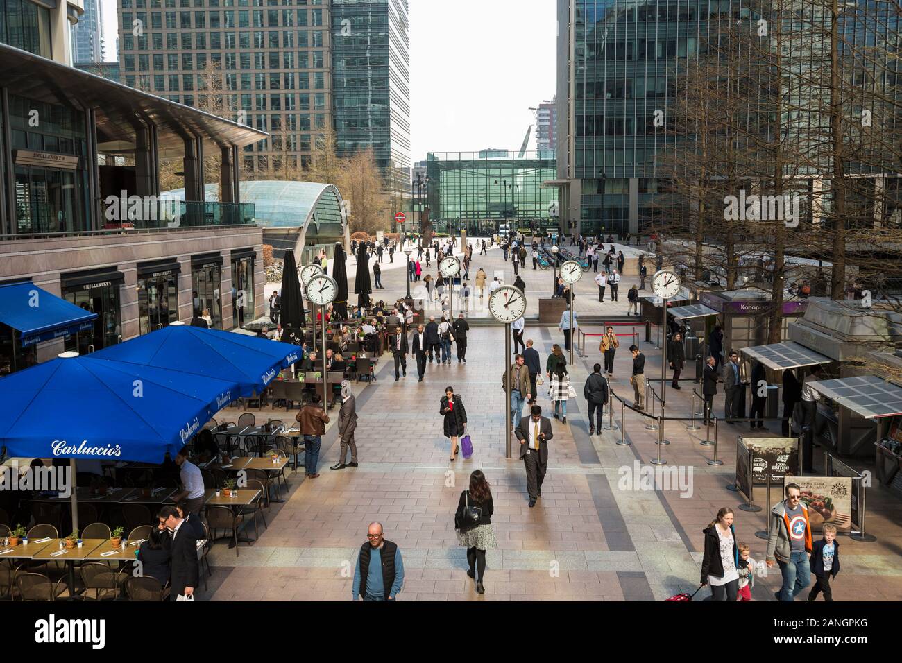 Menschen, Uhr, Zeit ist Geld, London Financial District, England Stockfoto