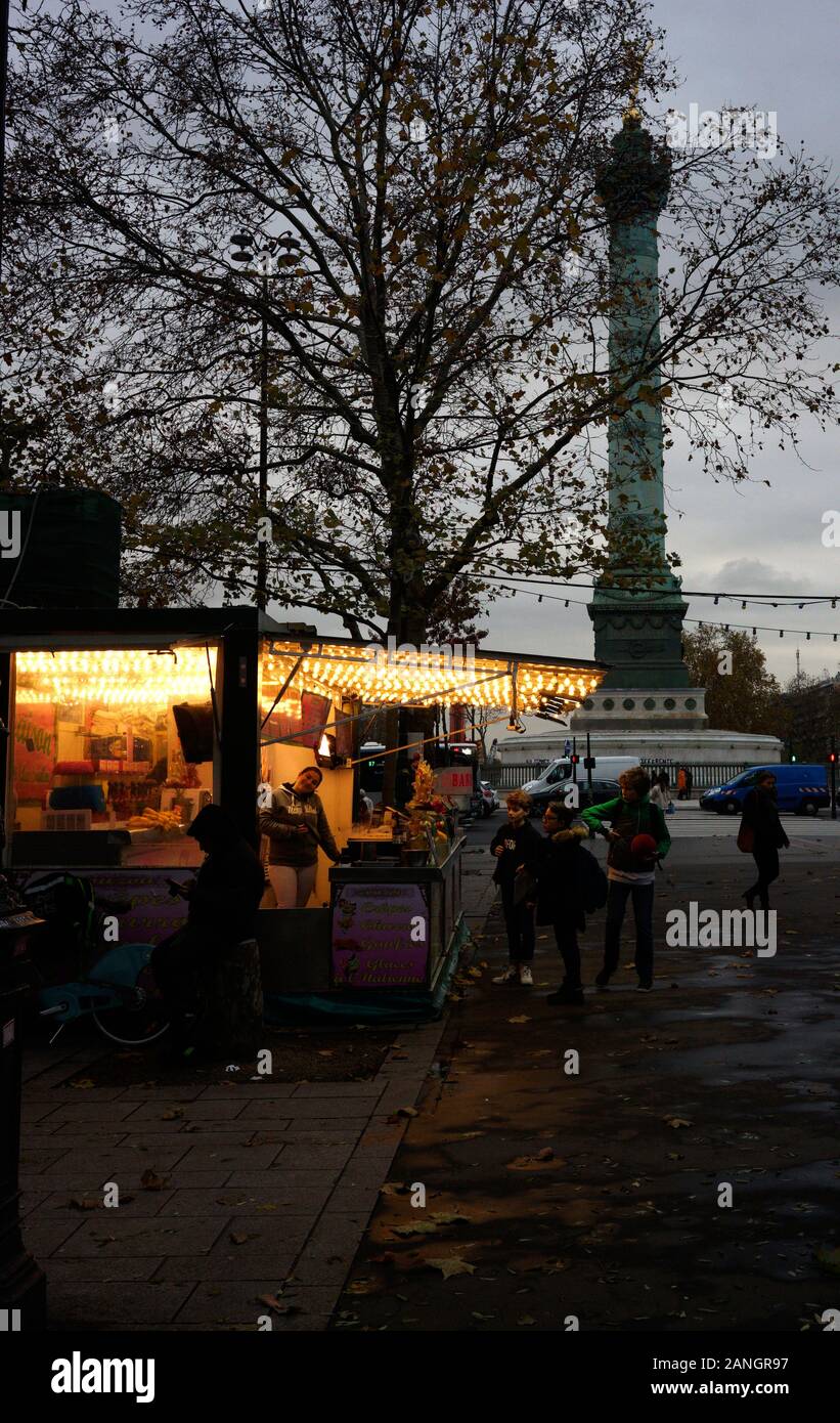 PARIS BASTILLE - CANDY SHOP MIT DER COLONNE BASTILLE IM HINTERGRUND WÄHREND DER WINTERSAISON - PARIS SHOP © Frédéric BEAUMONT Stockfoto