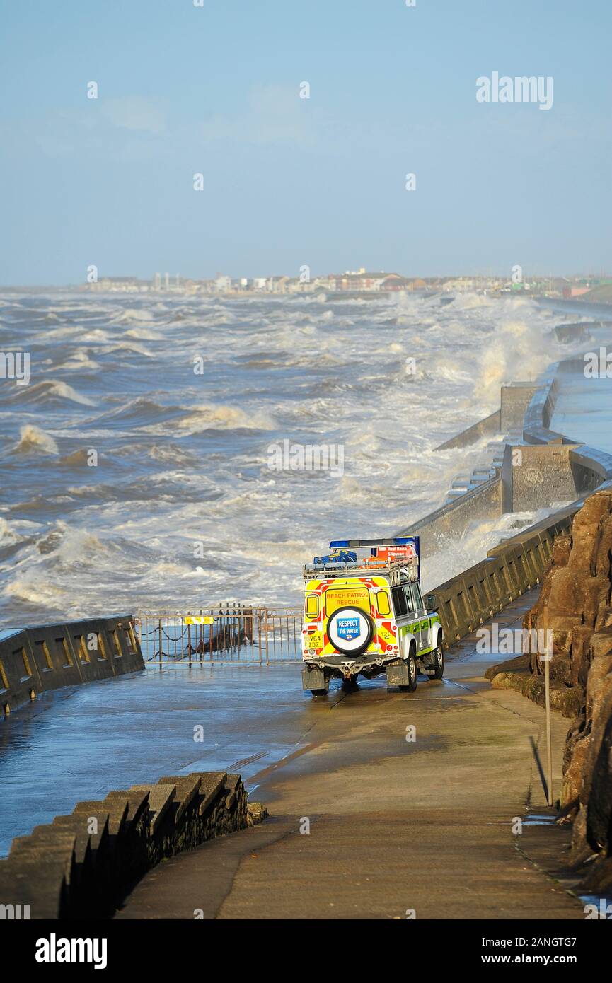 Ein Strand patrouillieren und Rettungsfahrzeug auf der unteren Fuß in Blackpool als High Tide und Wind schlug der Küste Stockfoto