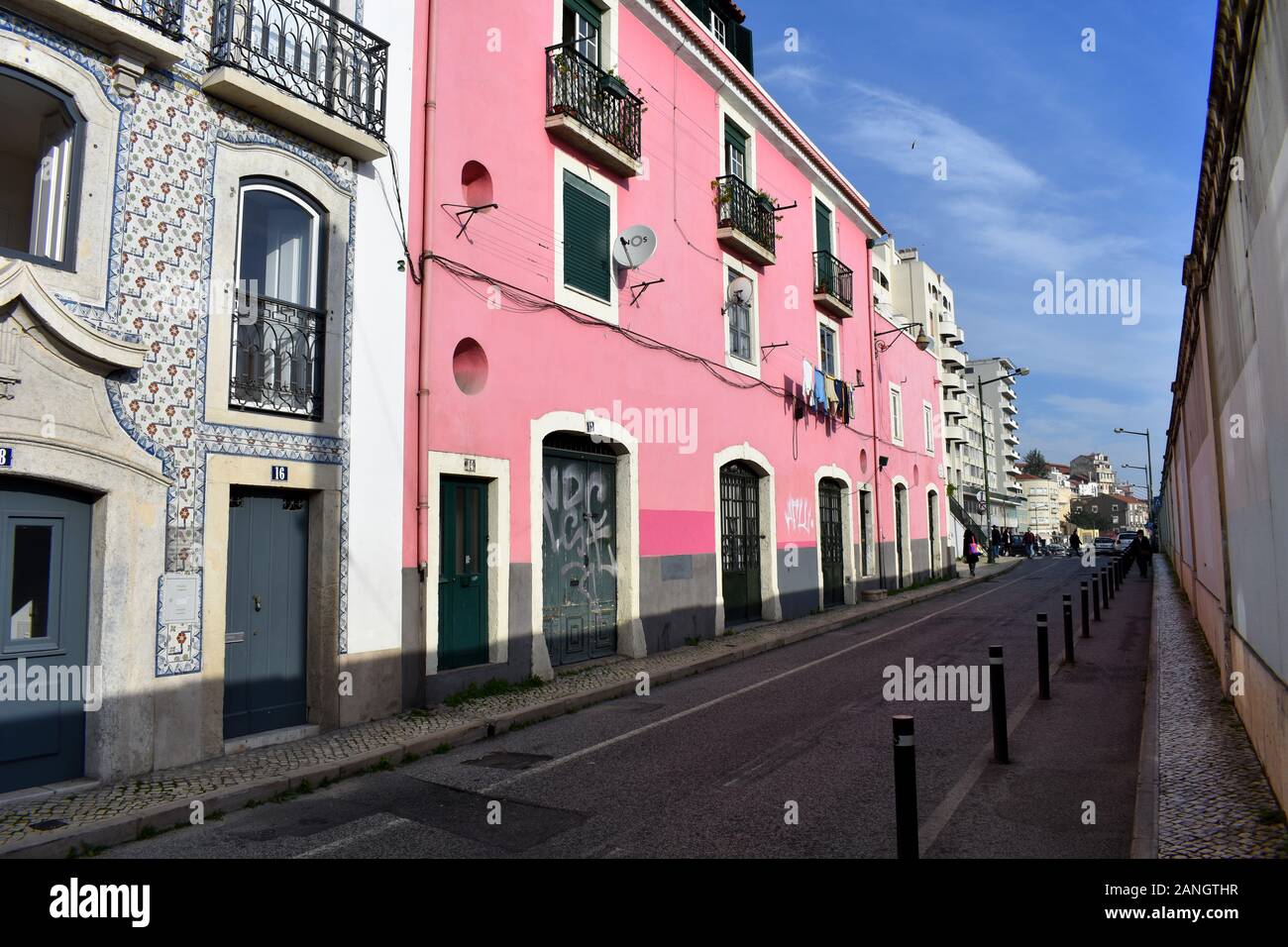 Farbenfrohe und geflieste Gebäude, Rua dos Caminhos de Ferro, Lissabon, Portugal Stockfoto