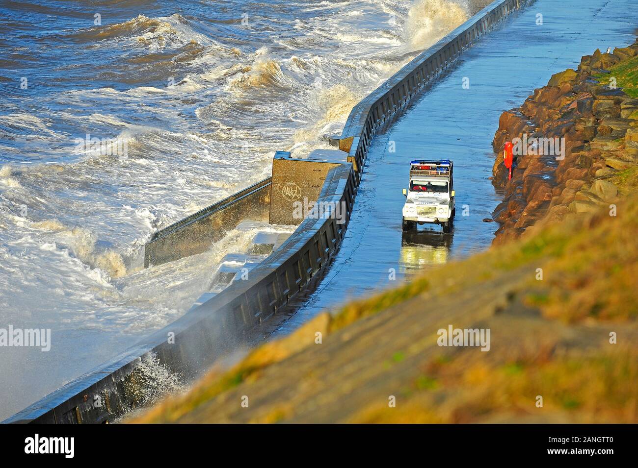 Ein Strand patrouillieren und Rettungsfahrzeug auf der unteren Fuß in Blackpool als High Tide und Wind schlug der Küste Stockfoto