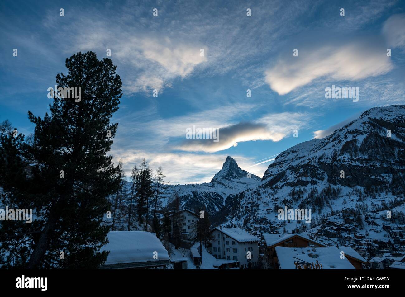 Matterhorn und eine schöne Wolke am späten Nachmittag im Winter Stockfoto