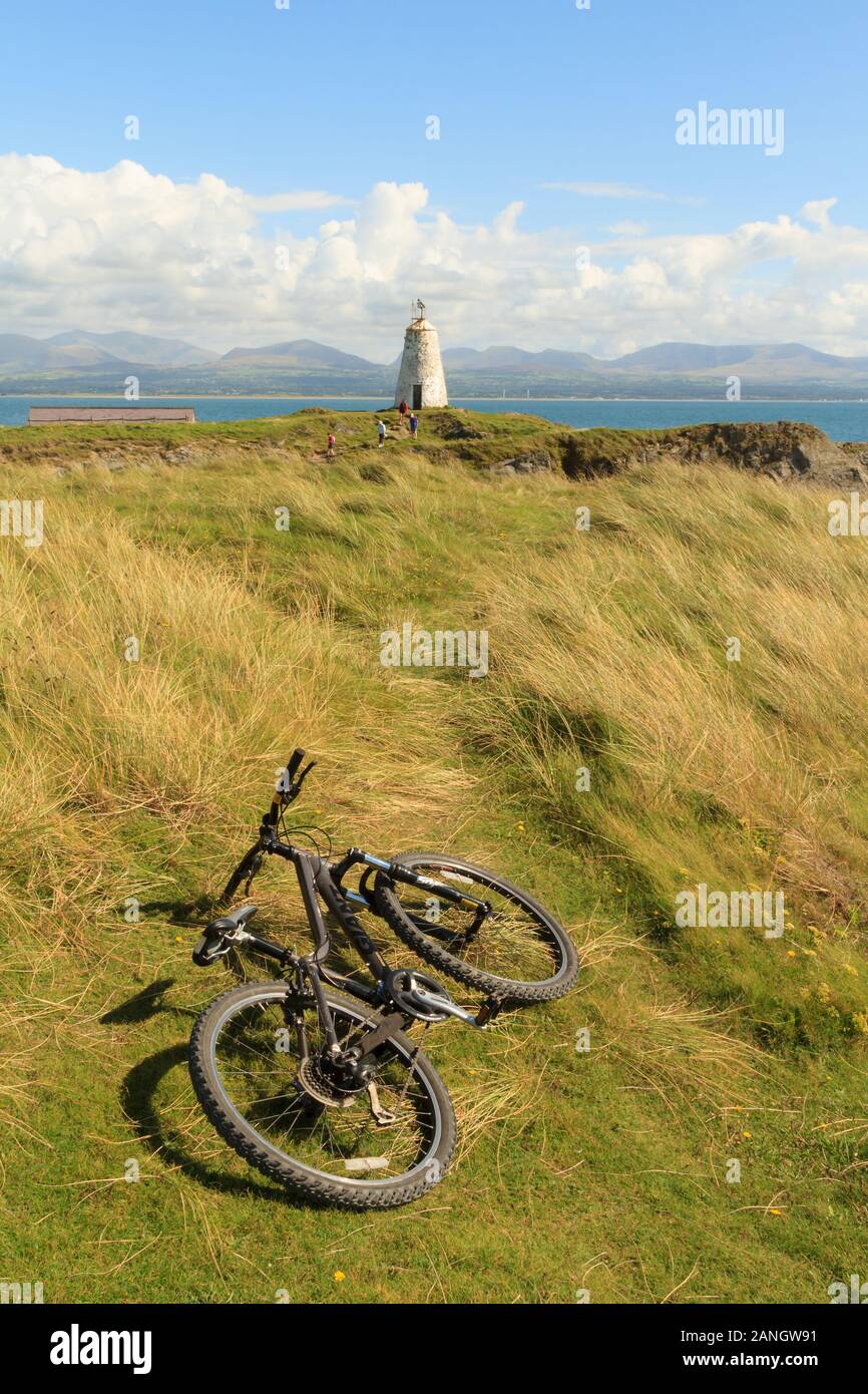 Blick Richtung Twr Bach einen alten Leuchtturm auf llanddwyn Island Website der Kirche von dwynwen die Waliser Schutzpatron der Liebenden Stockfoto