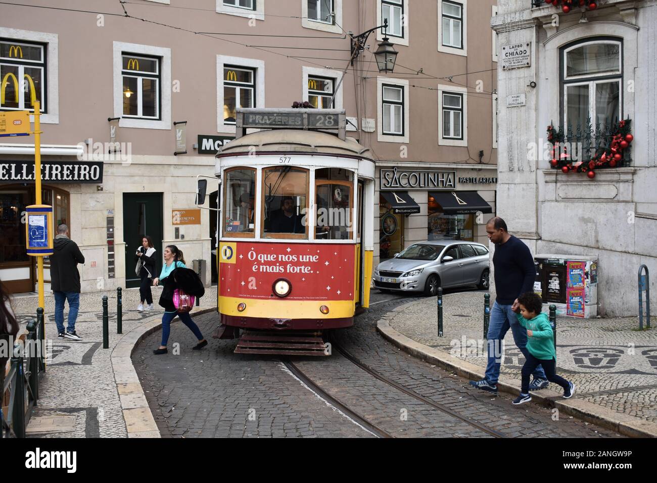 Straßenbahn 28 in Largo do Chiado, Lissabon, Portugal Stockfoto