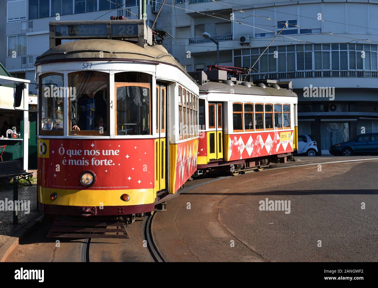 Die Straßenbahn 28 kommt in Prazeres, dem Ende der Linie, Lissabon, Portugal an Stockfoto