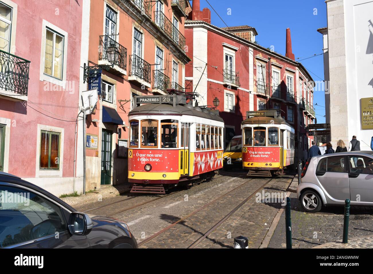 Straßenbahnen fahren im Bezirk Alfama, Lissabon, Portugal Stockfoto