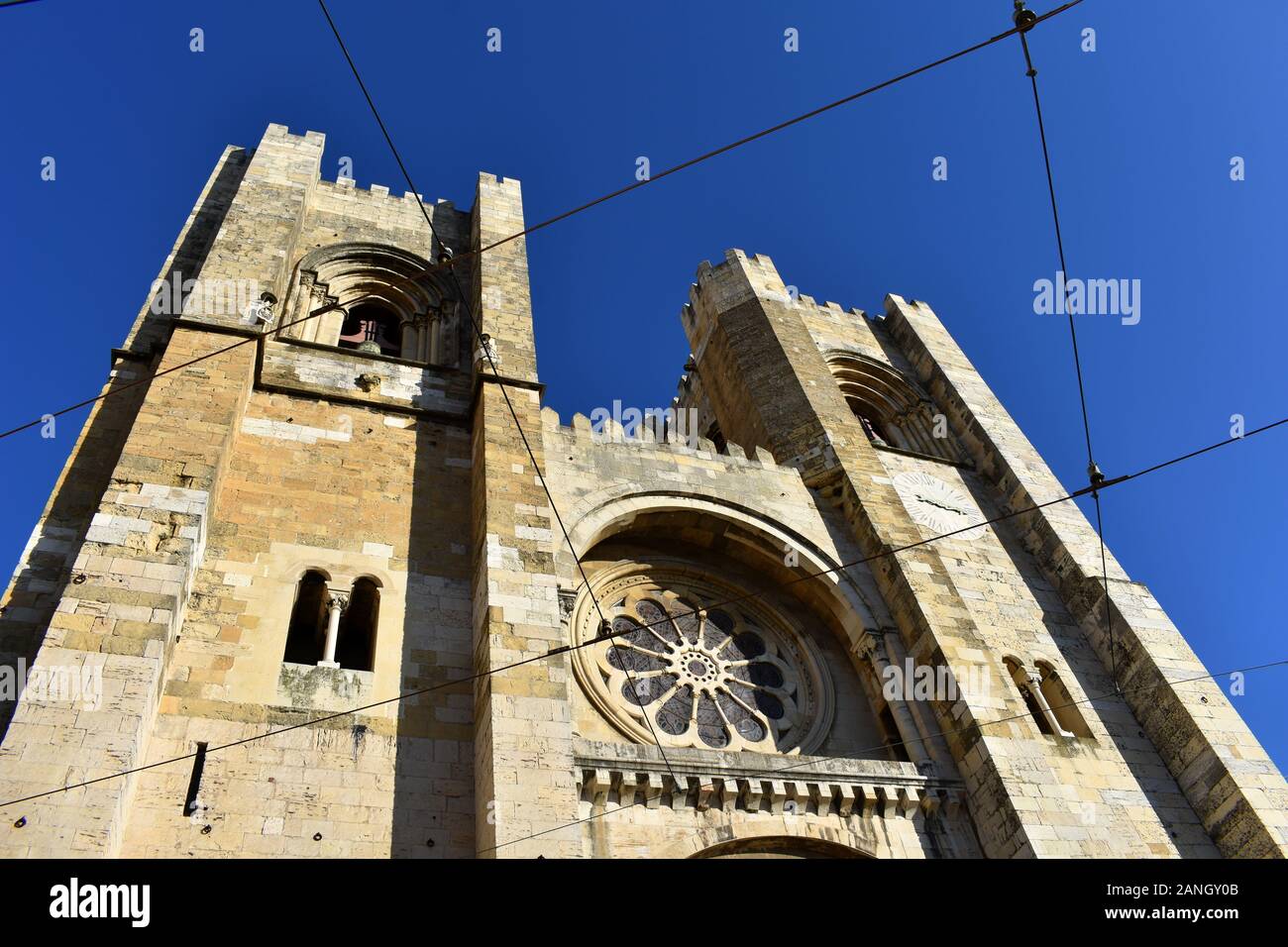Blick auf die Kathedrale von Lissabon über Oberleitungen der Straßenbahn, Lardo da Se, Lissabon, Portugal Stockfoto