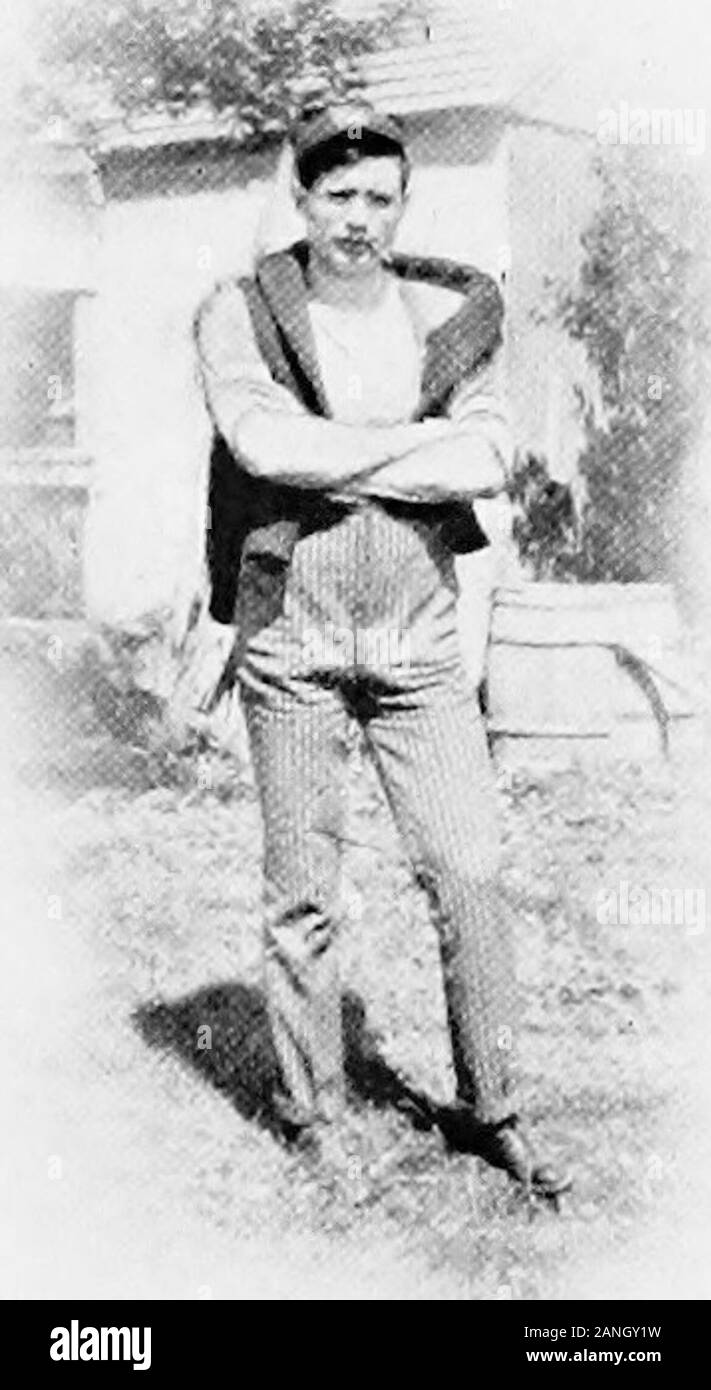 Die Cornell navy: Eine Rezension. VARSITY 1898 Colson Briggs Savage Beardslee Moore Bailey Wakeman Bentley Dalz&lt;. Freddie Briggs in New London 1898 (vor dem Rennen) In 98, die Anordnung des vorangegangenen Jahres fort, mit der Ausnahme, dass der Race w^ith Yale und Harvard gehalten wurde bei NewLondon. Herr Lehman zurück zu trainieren, Harvard und im Rennen Yalejoined. Der Kampf um den ersten Platz w^wieder als Zw.^ een Yale andCornell, Letztere w^Inning durch 1 4 Sekunden. Der Neuling racewas auch eine Wiederholung der vorherigen Jahre Contest, der resultbeing im Zweifelsfall bis zum Letzten, und die drei Boote lappingas Stockfoto