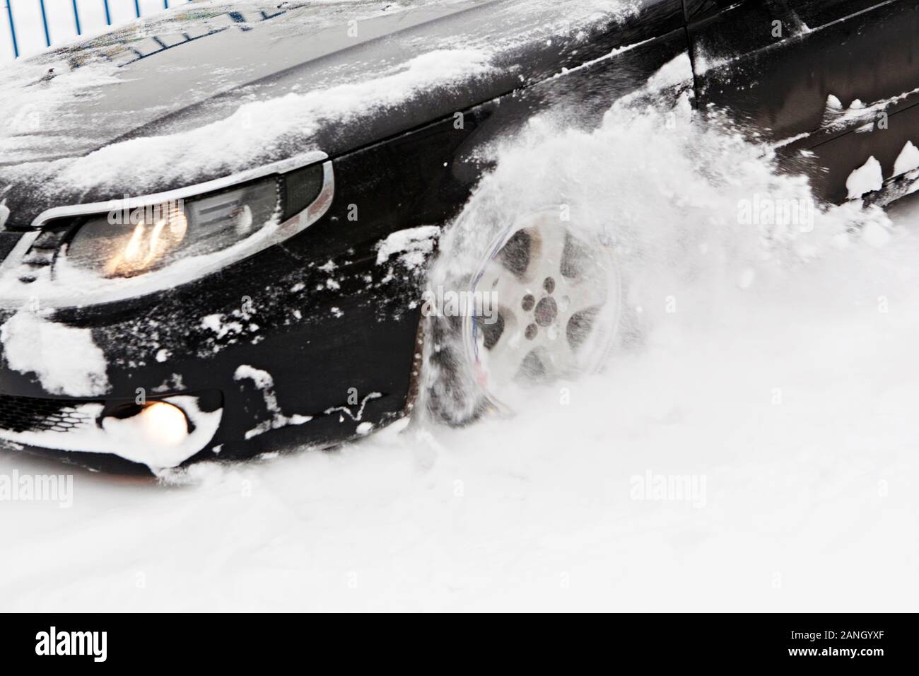 Ein anschauliches Bild von Schneeketten auf den Reifen, Prag, Tschechische Republik, am Freitag gemountet wird, Dez. 1, 2010. (CTK Photo/Josef Horazny) Stockfoto