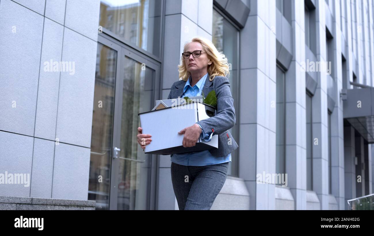 Entlassen weiblicher Manager Durchführung Material Box verlassen Business Center, Karriere Stockfoto