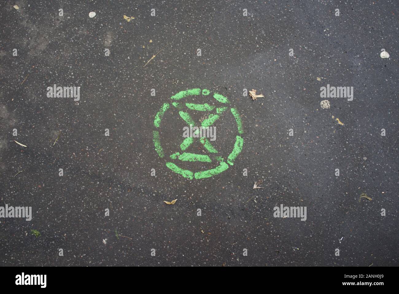 Aussterben Rebellion Logo, Graffitti stenciled auf Straße, Paris, Januar 2020 Stockfoto