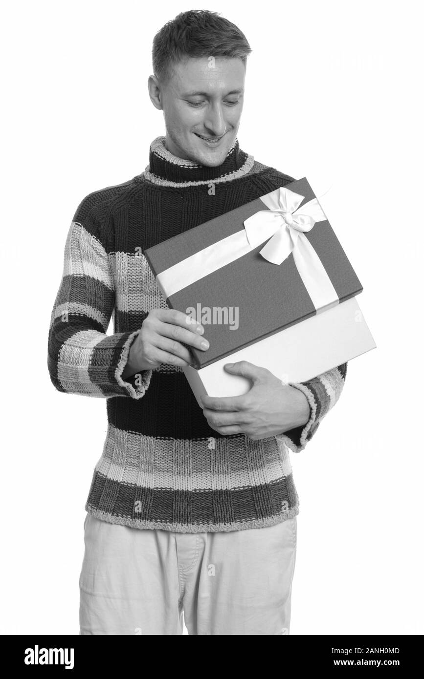 Happy stattlichen kaukasischen Mann öffnen Geschenk zum Valentinstag bereit Stockfoto