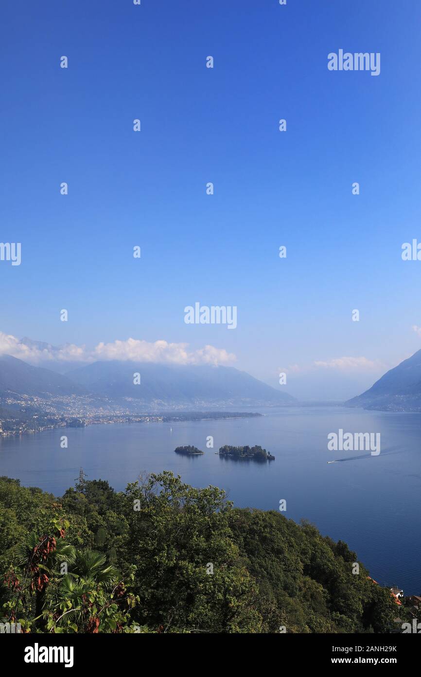 See Lago Maggiore mit den Brissago-inseln und das Dorf im Hintergrund von Ascona, Schweiz Stockfoto