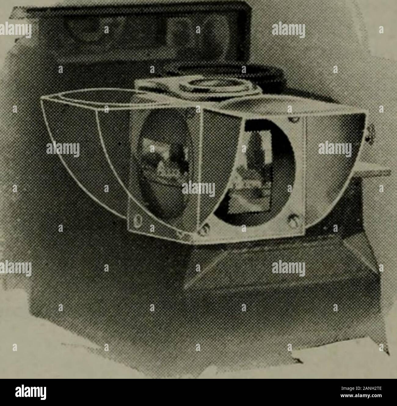 Die amerikanische Jährliche der Fotografie. Für Belichtungszeiten. Darüber hinaus ist es ausgestattet mit einem steigenden vorne und seitlich verschieben, die Einbeziehung oder exclusionof Himmel oder im Vordergrund, wie der Fahrer wünscht. Wie Nr. lA Falztasche ANSCO, hat es die wunderbare AutomaticPiano Reversible Finder {nur auf der herrlichen Ansco) Dieses exklusive, patentierte ANSCO Gerät isa großer Schritt nach vorn im Sucher der Kamera. Itgives Eine absolut richtige Miniatur repro-duktion des Bildes, wie es erscheinen wird auf den Film - nicht mehr und nicht weniger - ob avertical oder horizontale Bild aufgenommen wird. Thisabsolutely schützt die Stockfoto