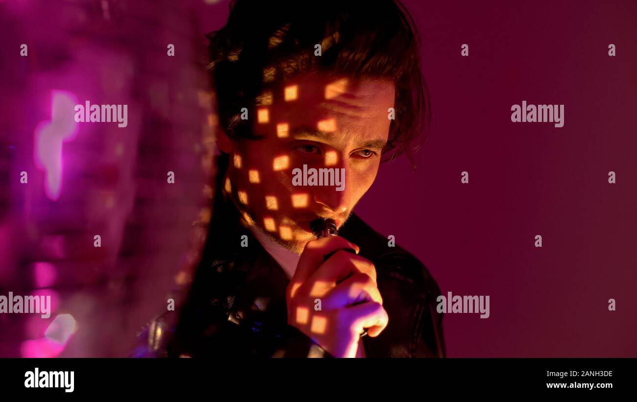 Sorglos betrunken Kerl vaping e-Zigarette in der Nacht Club Disco Kugel an  Rave Party Stockfotografie - Alamy