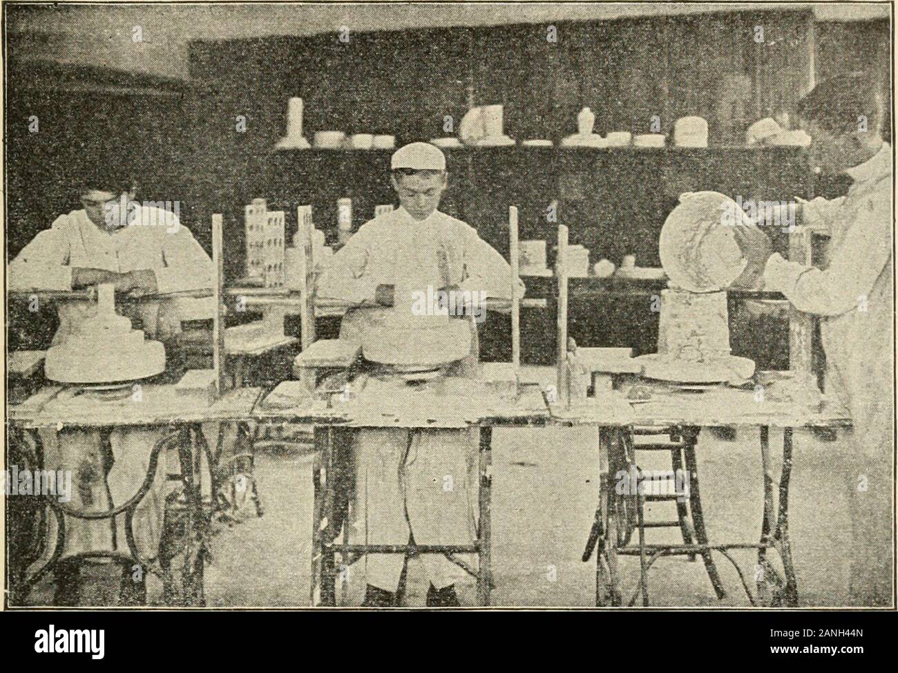 Konstruktive Arbeit;. XXII. Beginn der Arbeit mit allen Mitteln aus einfachen Designs, forthey sind in der Regel die meisten künstlerischen sowie die meisten Easilymade. Zeigen Sie die Klasse, wenn möglich, eine Sammlung von differentkinds der Töpferei. Wenn die Keramik selbst kann nicht sicher sind gute Bilder. Viele wertvolle Bilder von primitiven Töpferei in Farbe kann beobtained ab der Veröffentlichung der Ethnologischen Department der Regierung der Vereinigten Staaten. Nachdem alle pupilshave gesehen eine gute Sammlung von Keramik der Ersten und mostimportant Schritt in der Lektion für Sie zu tun ist das makingof ein Entwurf auf Papier, in charc Stockfoto