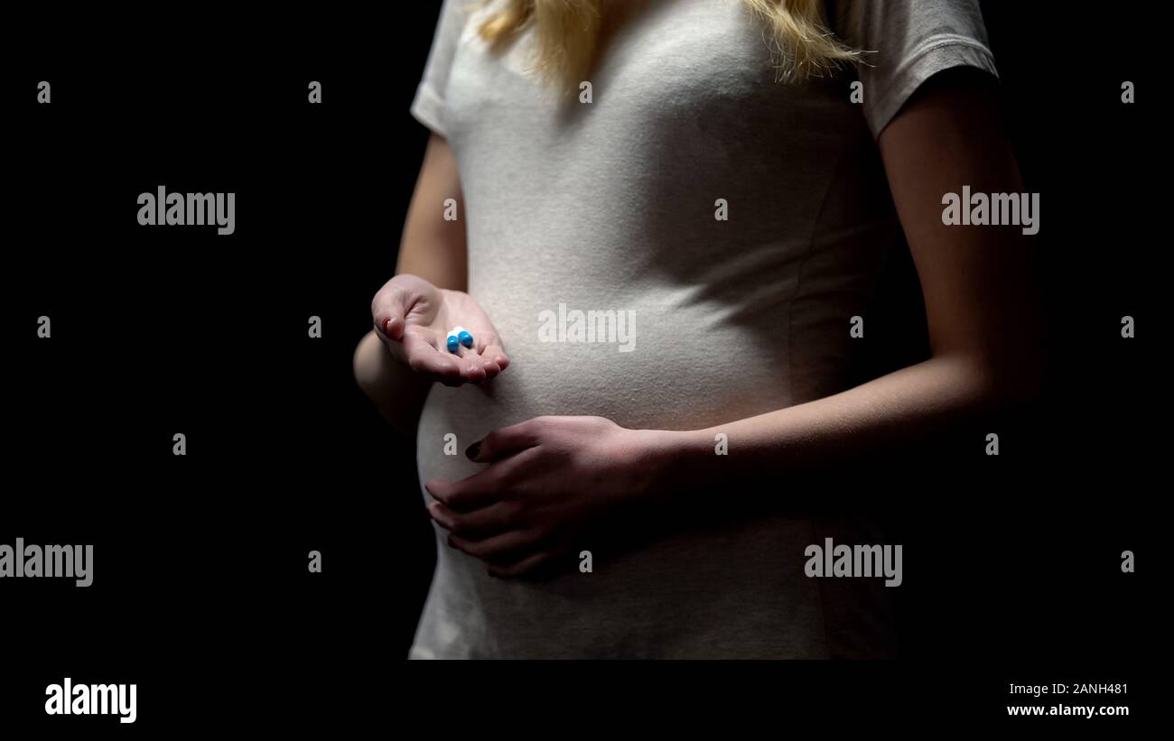Schwangere Frau, Pillen, pharmakologische Ergänzung während des Trimesters Stockfoto