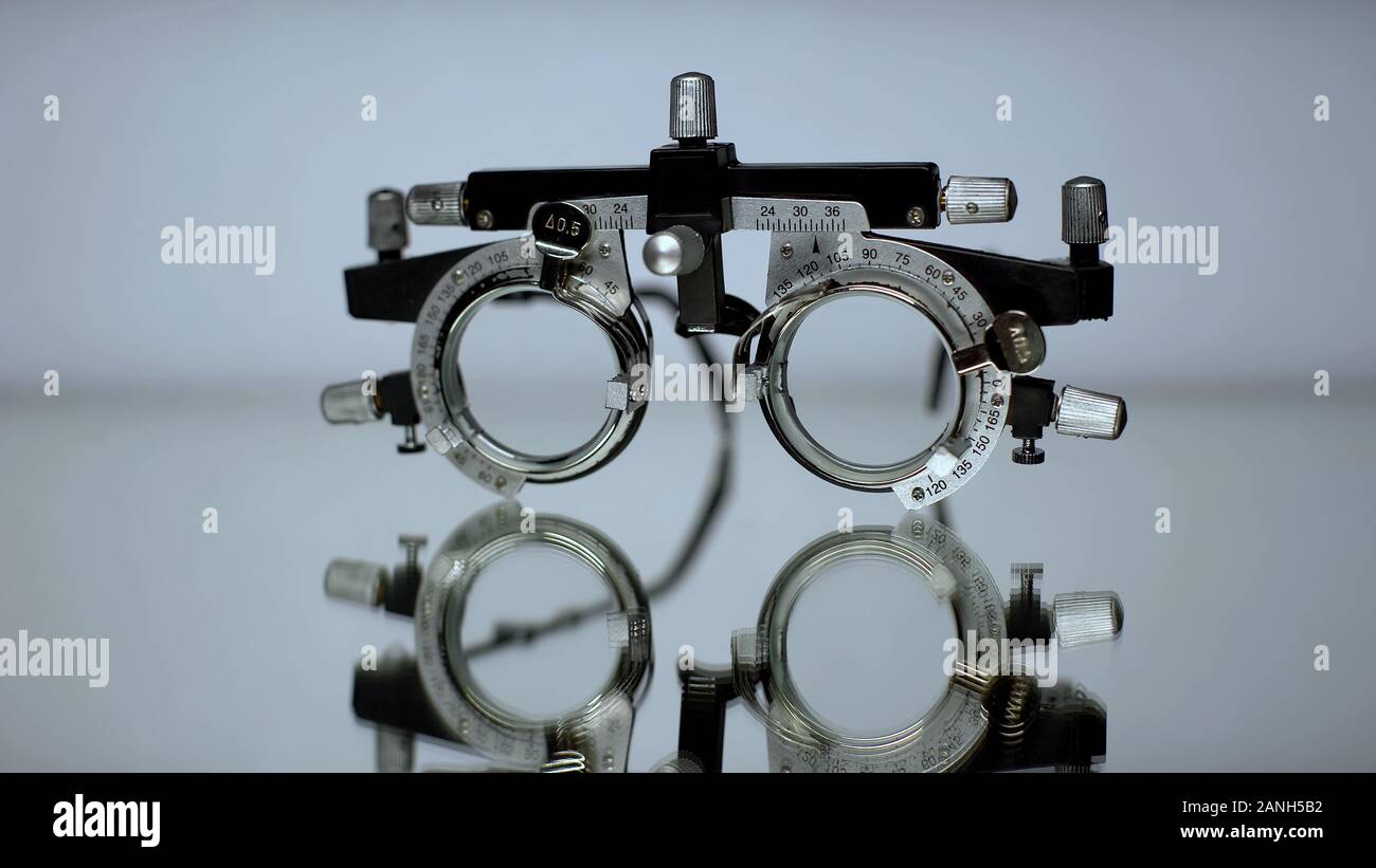 Besondere Vision prüfen Gläser liegen auf der Glasoberfläche, Diagnose von Augenerkrankungen Stockfoto