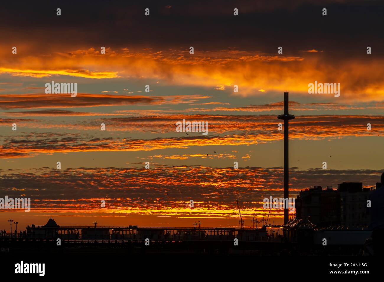 Lebendige Sonnenuntergang und seltsame Wolkenbildung auf Brighton Beach Stockfoto
