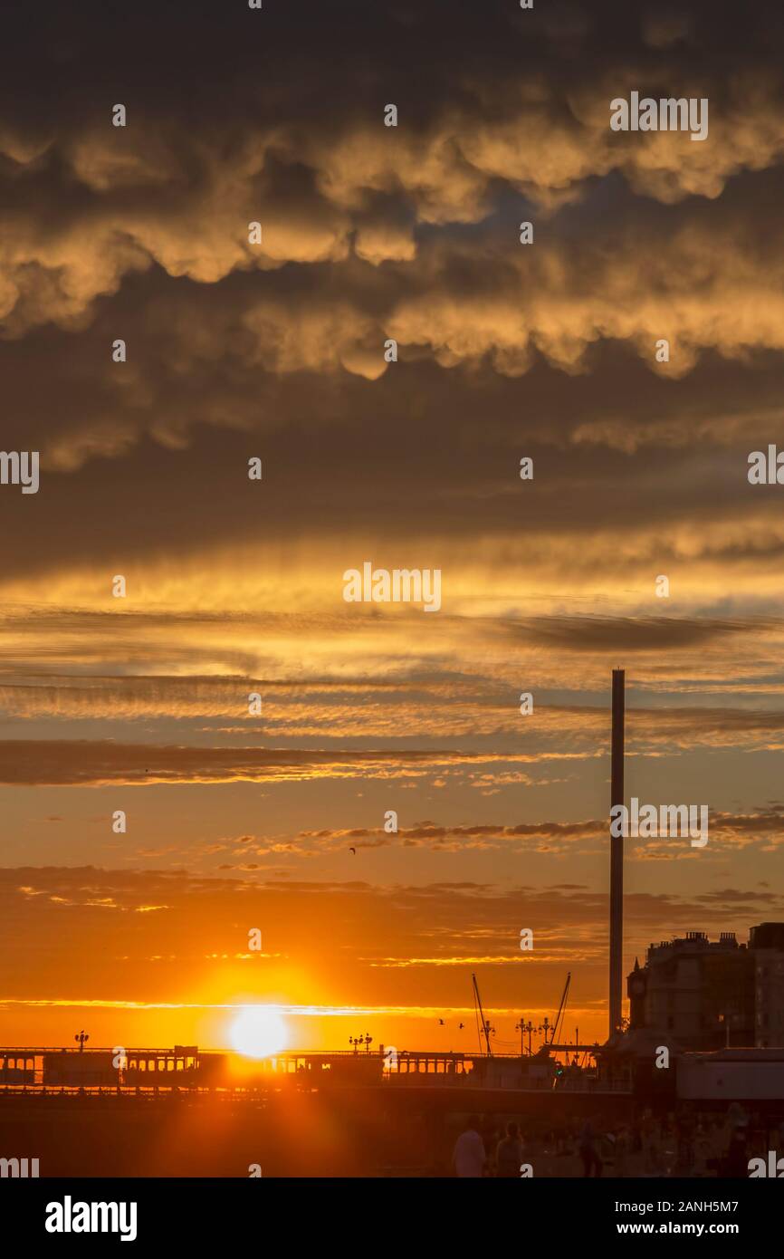 Lebendige Sonnenuntergang und seltsame Wolkenbildung auf Brighton Beach Stockfoto