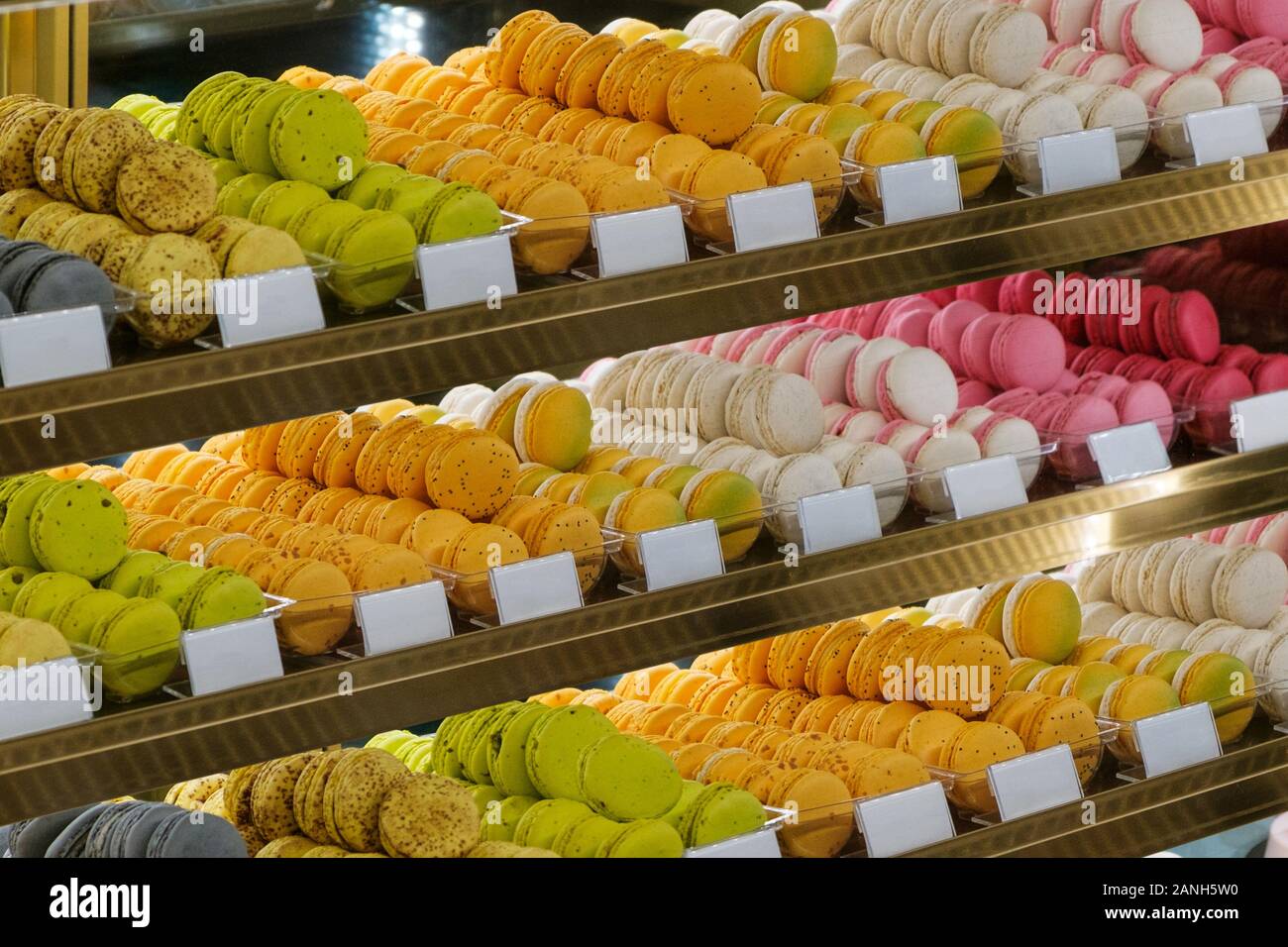 Macarons in Schaufenster, französisch Keks Stockfoto