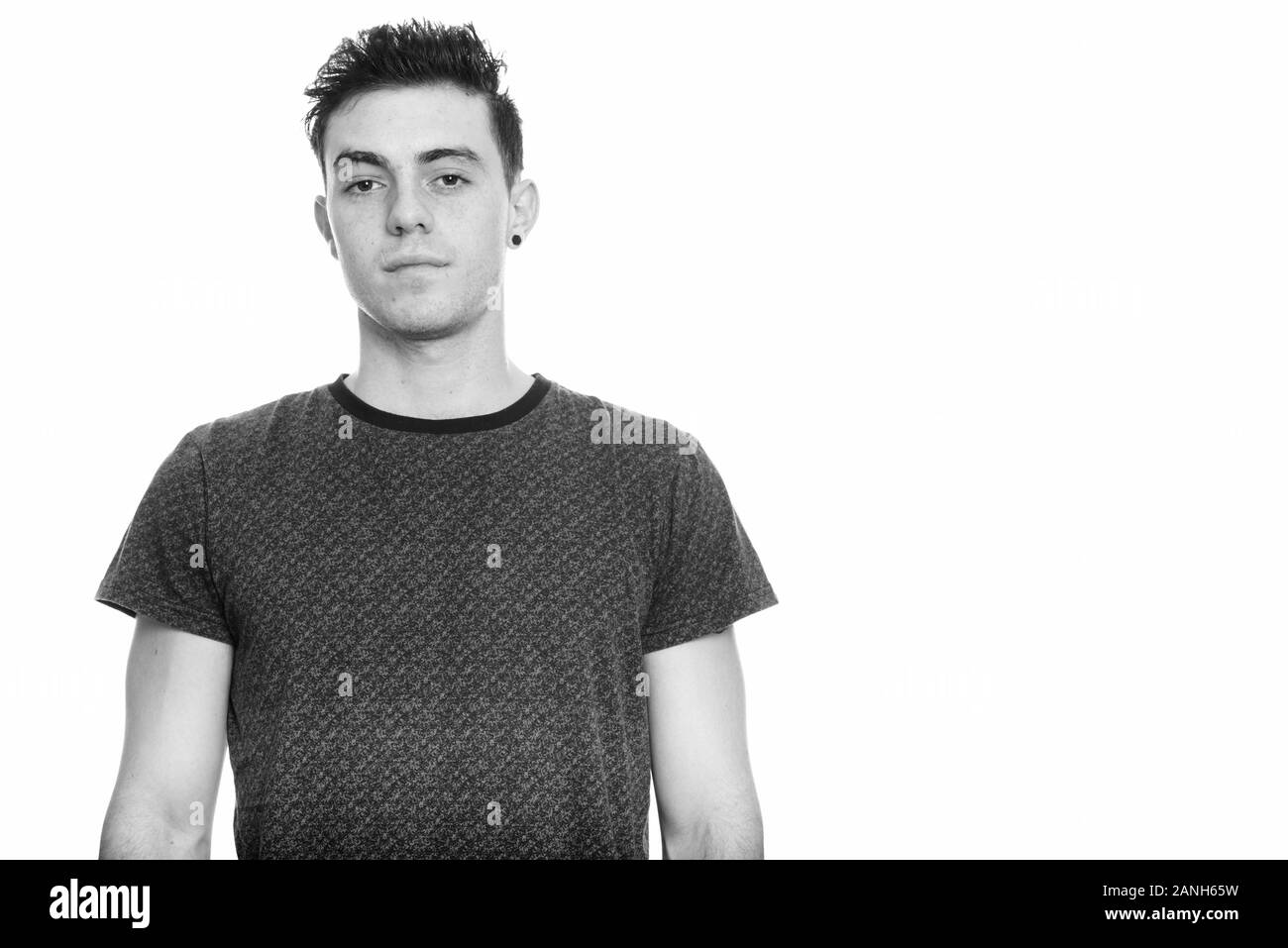 Porträt der jungen gutaussehenden Mann an der Kamera auf der Suche Stockfoto