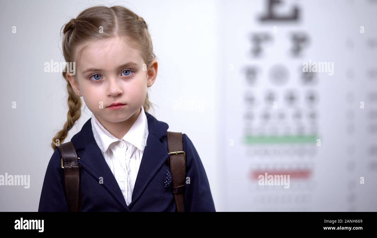 Kleines Schulmädchen besuchen Augenarzt Vision zu prüfen, Kinder healthcare Stockfoto