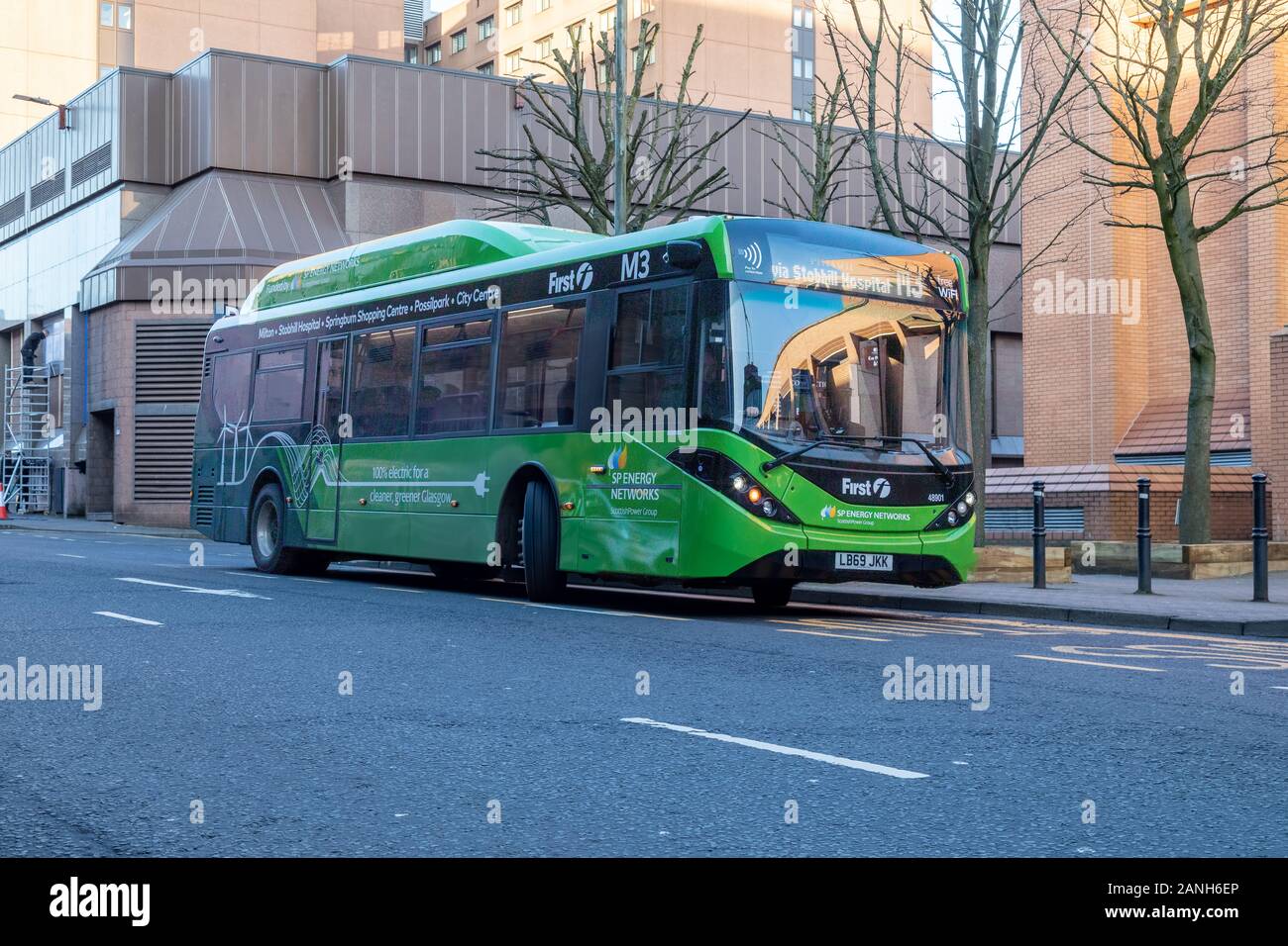 Erste Glasgow vor kurzem erworbenen neuen Enviro 200 EV elektrische Busse für den Einsatz auf der M3 route Milton Anbindung an die Innenstadt. Heute ist einer von ihnen, flotte Nummer, 48901, eingetragen Passenger service zum ersten Mal. Diese vollelektrischen Fahrzeug wurde von Alexander Dennis in Falkirk hergestellt und von Scottish Power Energienetze finanziert. Stockfoto