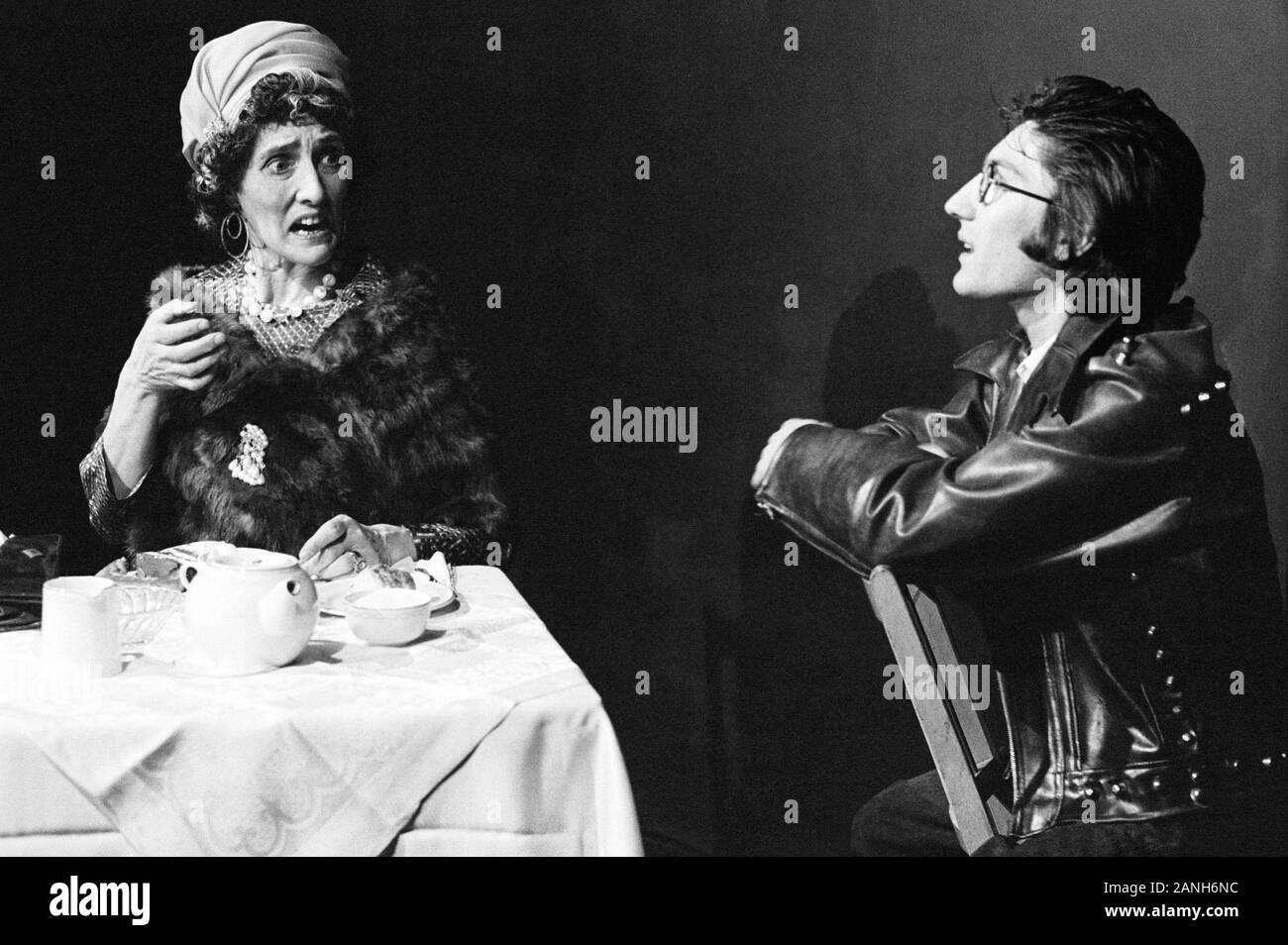 Juni Braun (wie Frau Biledew) mit Billy Hamon (NOEL) in der KRALLE von Howard Barker an der Open Space Theatre, London NW1 in 01/1975 Stockfoto