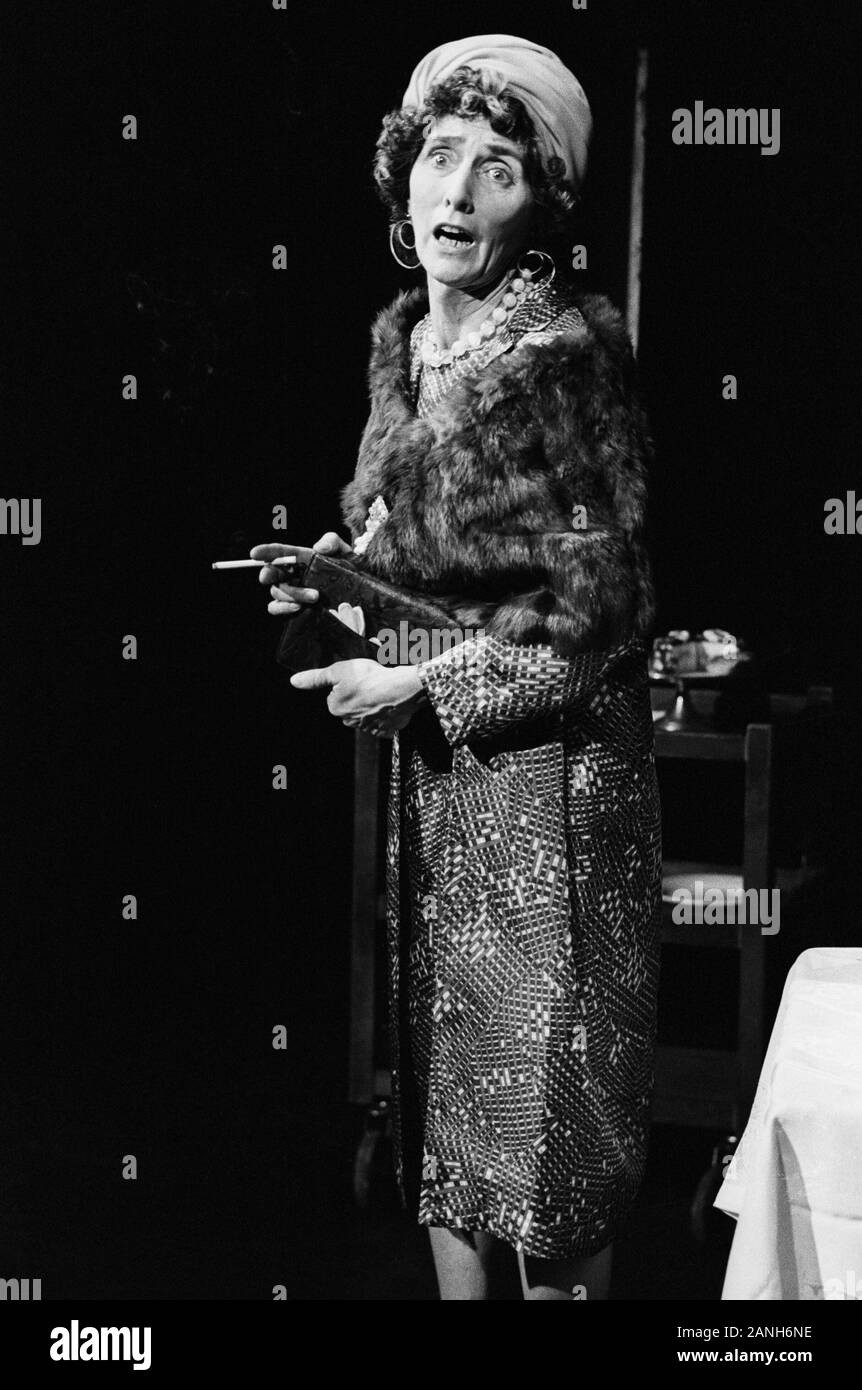 June Brown (As Mrs Biledew) in CLAW von Howard Barker am Open Space Theatre, London NW1 im 01/1975. Juni Muriel Brown MBE, geboren 1927, englische Schauspielerin, bekannt für ihre Rolle als Dot Cotton in der BBC-Seifenoper EAST ENDERS von 1985 Stockfoto