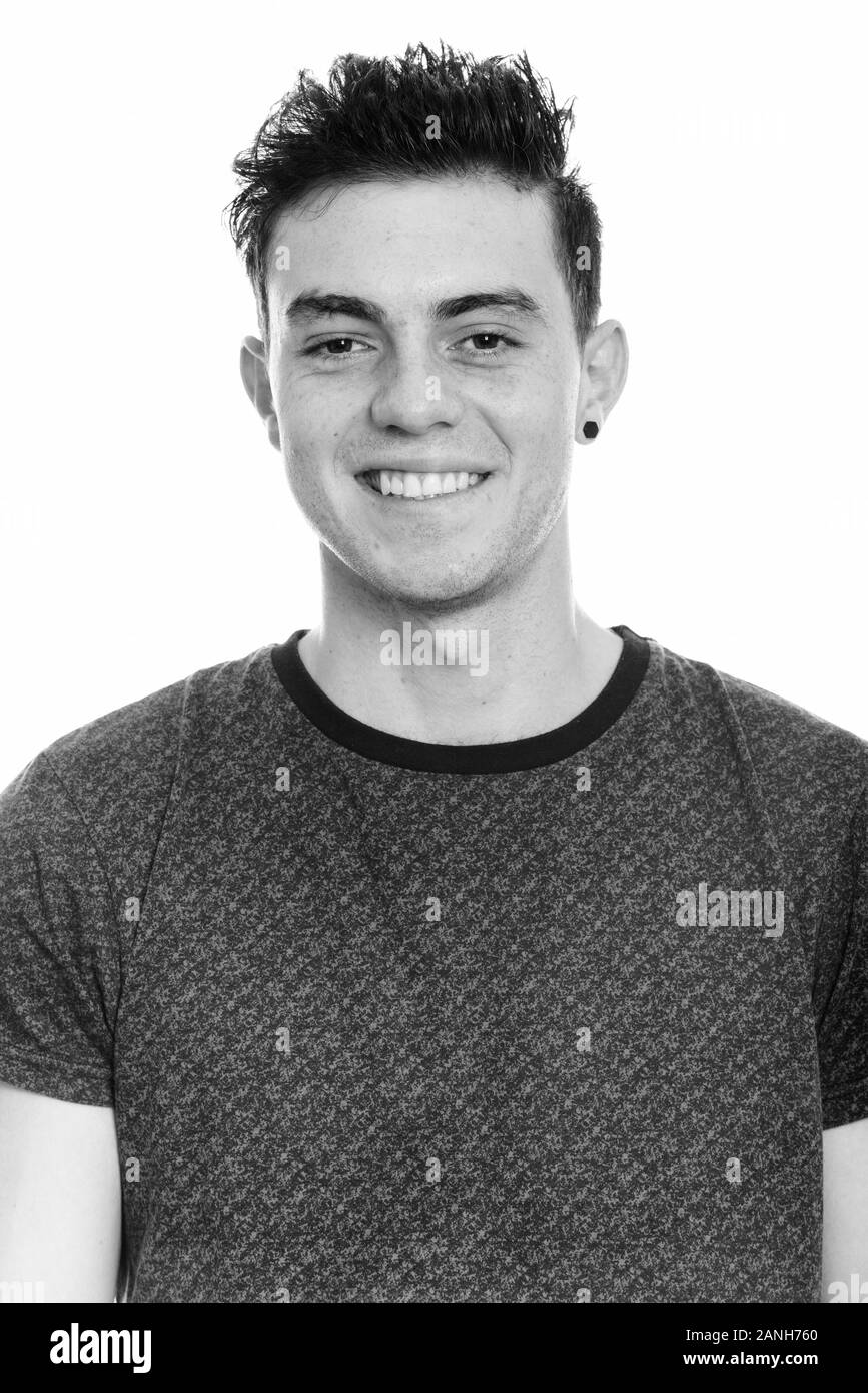 Studio shot Der glückliche junge Mann lächelnd Stockfoto
