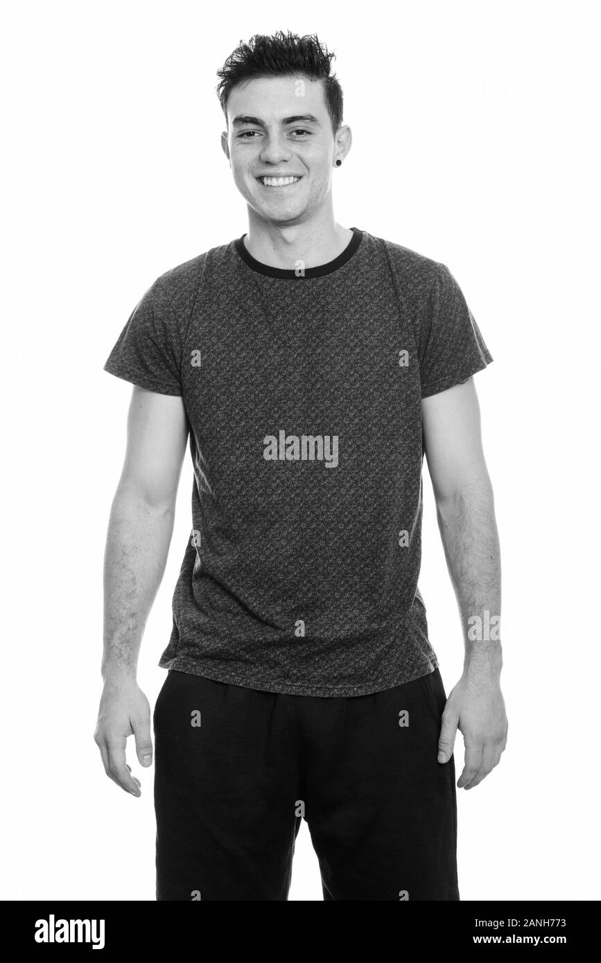 Studio shot Der glückliche junge Mann lächelnd Stockfoto
