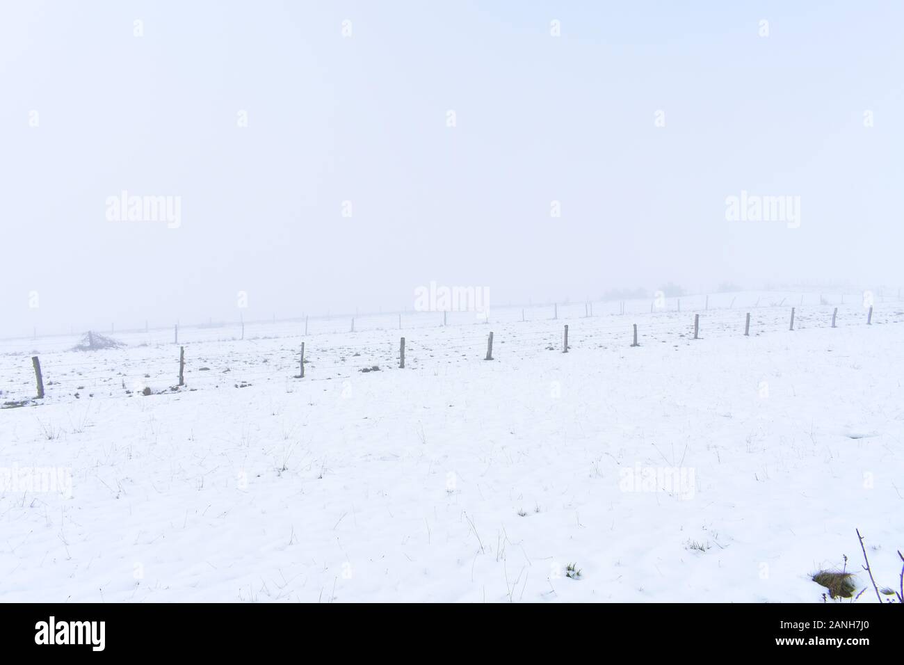 Winterlandschaft mit schneeweissen Feld und Nebel. Piornedo Bergdorf, Ancares region, Lugo, Galizien, Spanien. Stockfoto