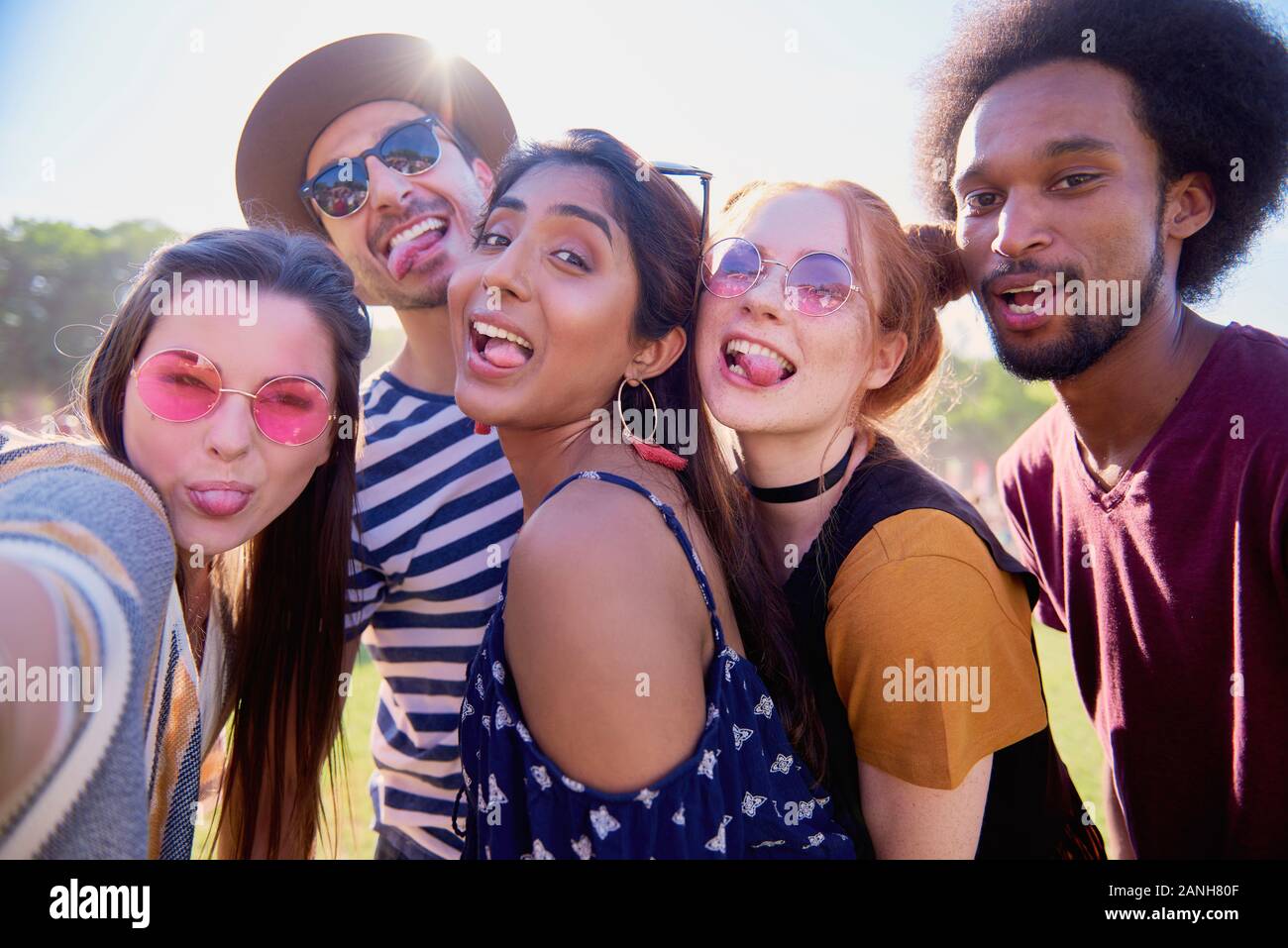 Selfie von fünf Freunde an der Musik Festival Stockfoto