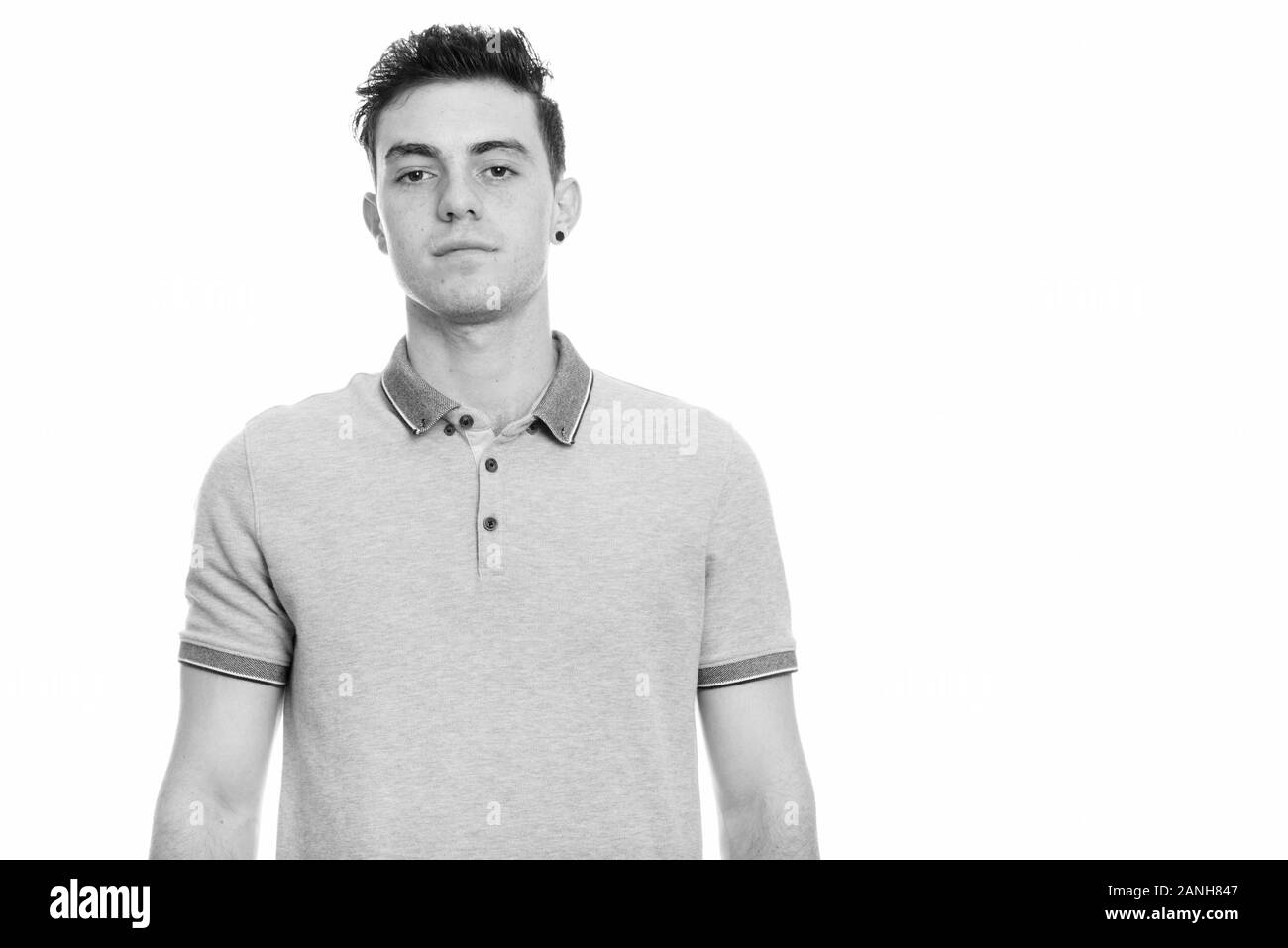 Porträt der jungen gutaussehenden Mann an der Kamera auf der Suche Stockfoto