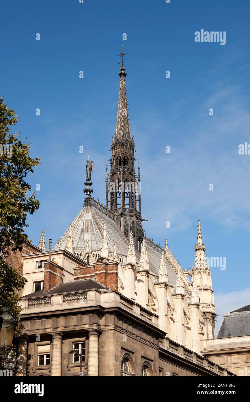 Die Gotische Turmspitze von Sainte-Chapelle erhebt sich über der Skyline an der Ile de la Cite, Paris, Frankreich. Stockfoto