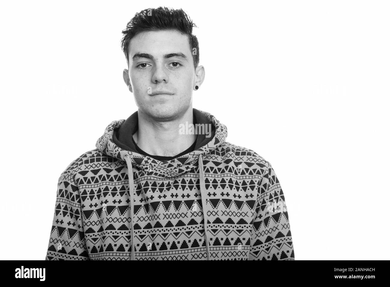 Porträt der jungen gutaussehenden Mann hoodie tragen Stockfoto