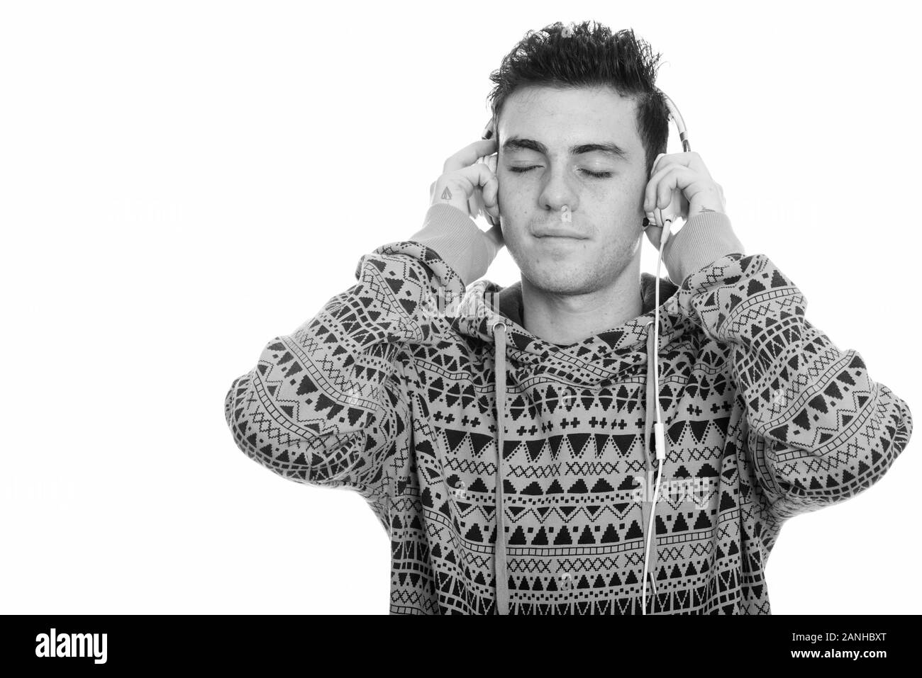 Studio shot des jungen Mannes, das Hören von Musik mit geschlossenen Augen Stockfoto