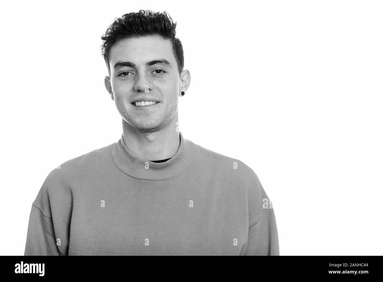 Studio shot Der glückliche junge Mann lächelnd Stockfoto