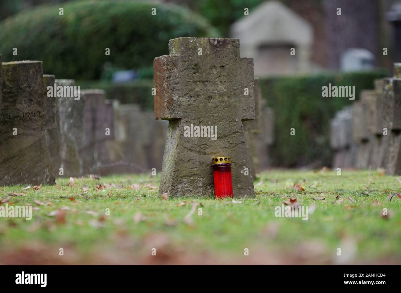Grabsteine und Grab light auf einen Soldatenfriedhof des Zweiten Weltkrieges in Deutschland Stockfoto