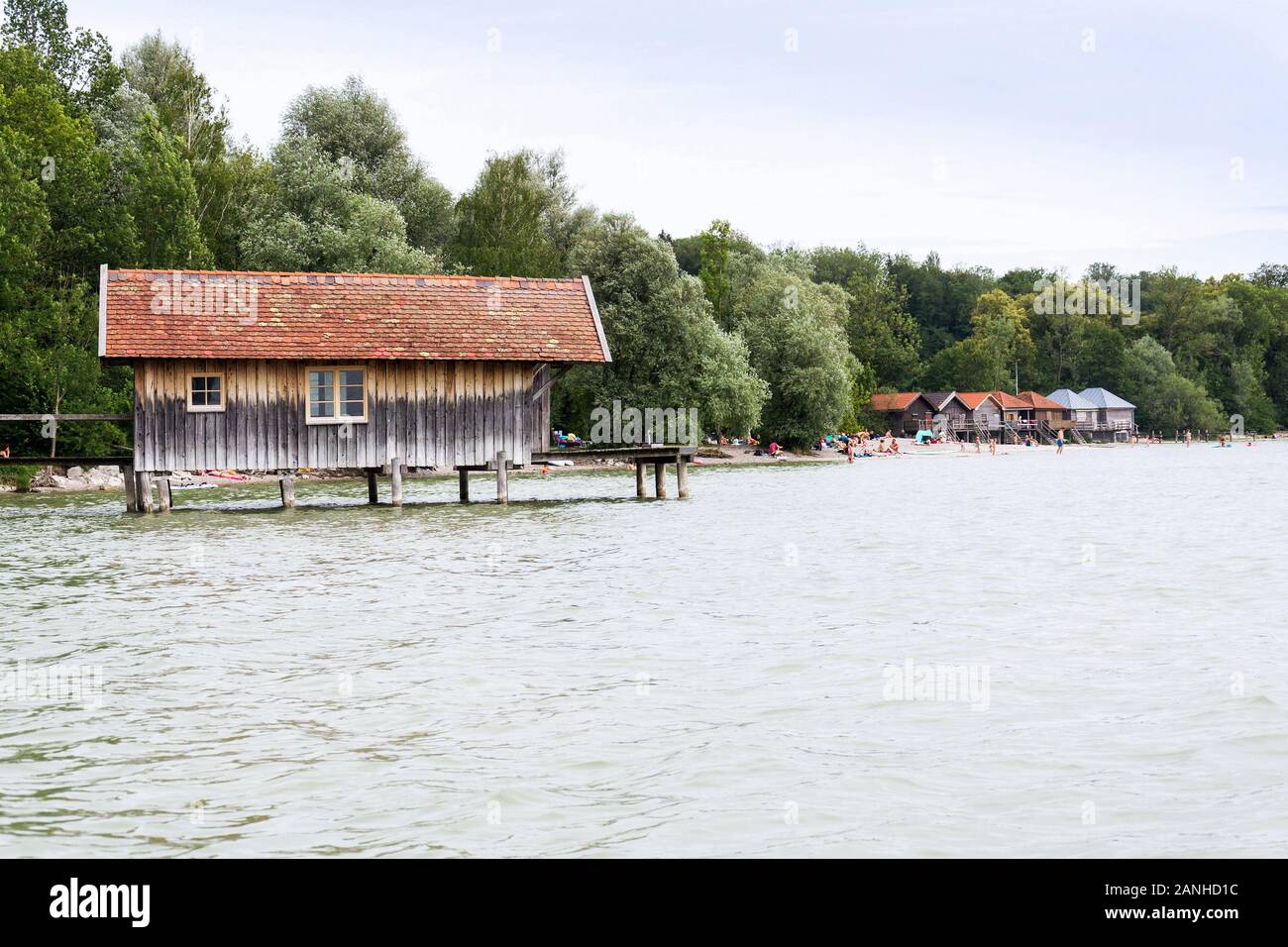 Ferienhaus aus Holz auf Pier auf dem Ammersee in Inning am Ammersee,  Deutschland Stockfotografie - Alamy